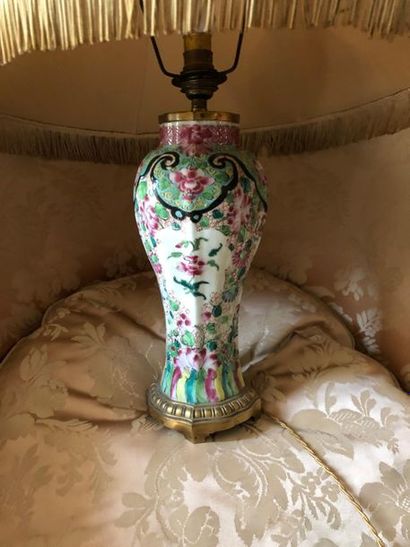 null *Pied de lampe en porcelaine à décor de fleurs polychromes.
Chine. XIXème siècle.
H....