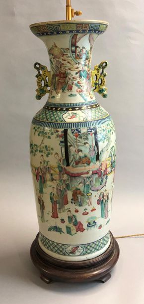 null VASE EN PORCELAINE POLYCHROME, CHINE DU SUD, FIN DU XIXe SIÈCLE 
De forme balustre,...