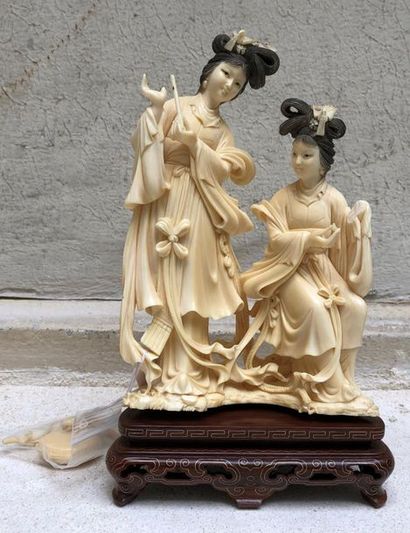 null Statuette en ivoire sculpté et rehaussé à l’encre, figurant deux musiciennes.
Accidents,...