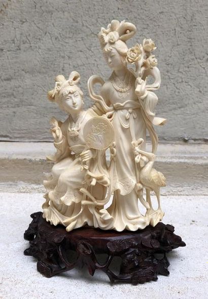null Statuette en ivoire sculpté figurant deux jeunes femmes accompagnées d’une grue.
Fixées...