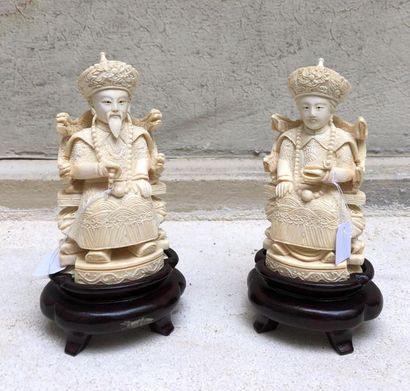 null Paire de statuettes en ivoire sculpté figurant le ‘’couple impérial’’
Assis...