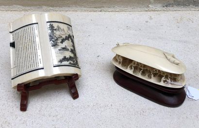 null Objet de décoration en ivoire sculpté et rehaussé à l’encre, figurant un livre...