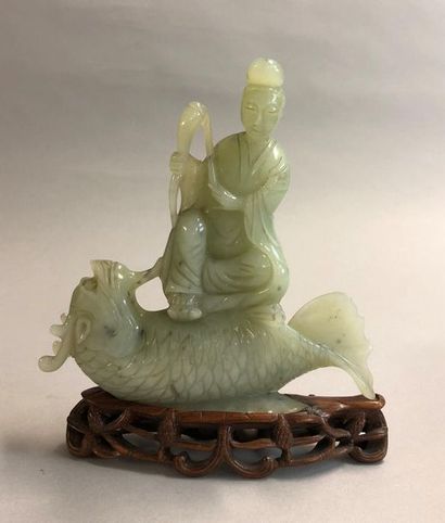 null GROUPE EN SERPENTINE SCULPTÉE, CHINE 
Représentant Guanyin, vêtue d'une longue...