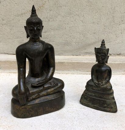 null Lot de deux statues en bronze :
-	 Statuette de Bouddha assis, les mains en...