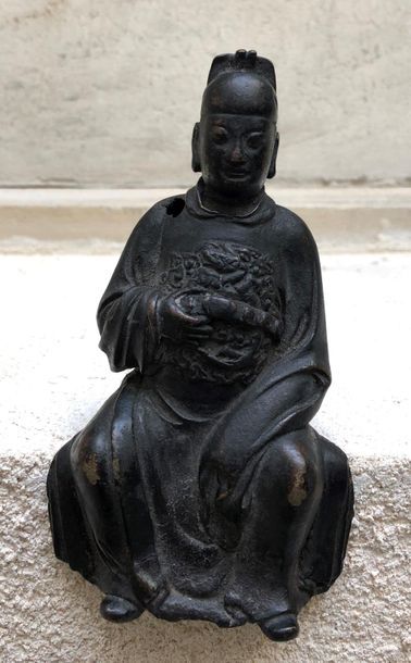 null Statuette en alliage cuivreux figurant un mandarin assis, la main posée sur...