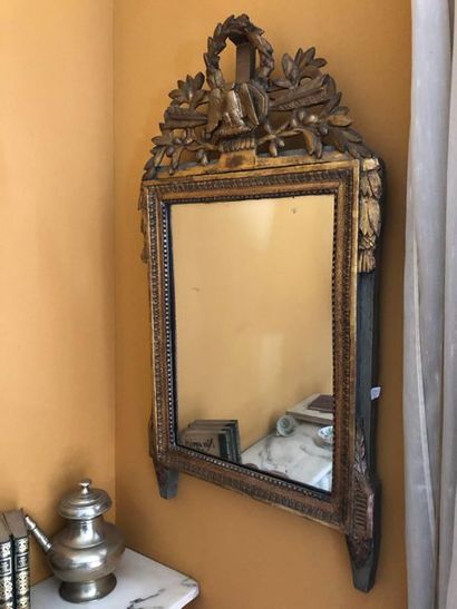null *Petit miroir dans un encadrement en bois doré et sculpté d'un aigle, foudre...