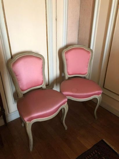 null *Paire de chaises et une bergère en bois laqué gris.
Style Louis XV.
