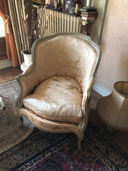 null *Paire de chaises et une bergère en bois laqué gris.
Style Louis XV.