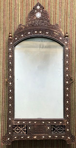 null NON VENU Grand miroir en bois doré à décor d'une frise de perles.
173 x 102...