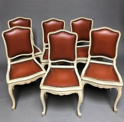 null Suite de six chaises en bois mouluré, garniture de cuir fond havane
Style Louis...