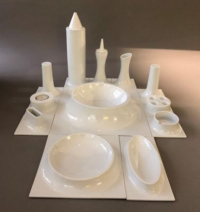 null Karim RASHID (1960)
Ensemble de treize éléments de table en porcelaine comprenant...