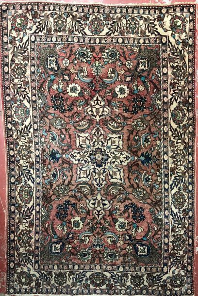 null Lot de quatre tapis anciens
Usures
104 x 93 cm, 205 x 135 cm, 195 x 130 cm,...