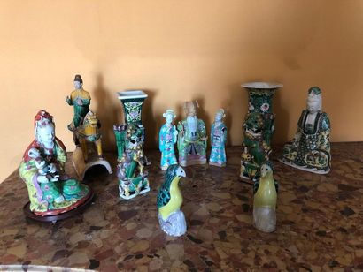 null *Lot comprenant : 
Trois sujets asiatiques en céramique, vase en porcelaine...