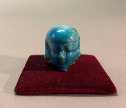 null TÊTE D'OUCHEBTI
A glaçure bleue (fragment)
H : 2 cm