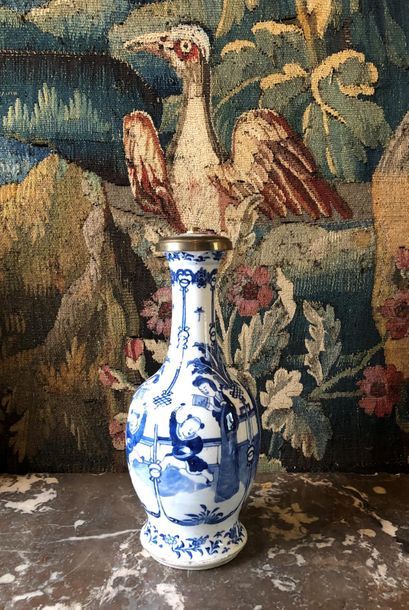 null CHINE.
Vase en porcelaine blanc bleu, monté en lampe à décor de scènes animées...