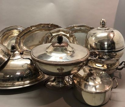 null LOT EN METAL ARGENTE XVIIIE - XIXE SIECLE COMPRENANT :
- Soupière
- Trois plats...