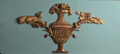 null ELEMENT DECORATIF
En bois doré et sculpté figurant une urne fleurie. Monté sur...