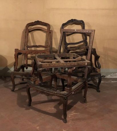 null SIX FÛTS
De trois fauteuils, deux chaises et un repose-pied en bois sculpté...