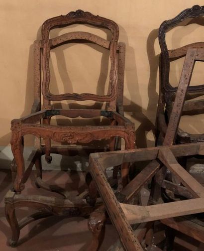 null SIX FÛTS
De trois fauteuils, deux chaises et un repose-pied en bois sculpté...