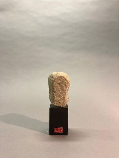 null LOT COMPRENANT
- Tête d'homme barbu
En pierre calcaire
H : 8 cm
- Tête sculptée
En...
