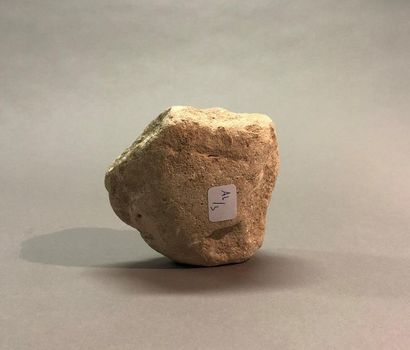 null LOT COMPRENANT
- Tête d'homme barbu
En pierre calcaire
H : 8 cm
- Tête sculptée
En...