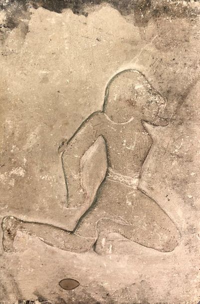 null STYLE ASSYRIEN	
	Fragment de bas-relief en pierre, décor en champlevé d'un prisonnier...