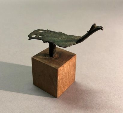 null IRAN, VERS LE 12E SIÈCLE	
Oiseau stylisé en bronze à patine verte
	L : 7 cm...