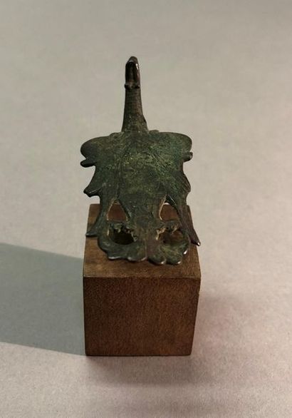 null IRAN, VERS LE 12E SIÈCLE	
Oiseau stylisé en bronze à patine verte
	L : 7 cm...
