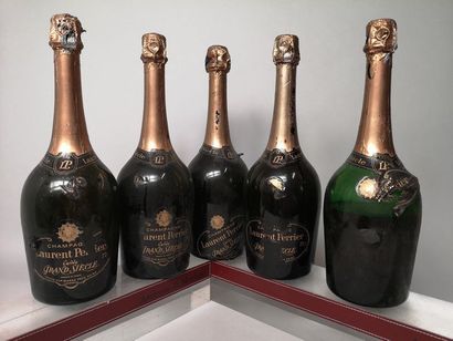 null 5 bouteilles CHAMPAGNE LAURENT PERRIER Cuvée Grand Siècle 


 Etiquettes abimées...