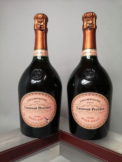 null 2 bouteilles CHAMPAGNE LAURENT PERRIER Rosé brut 


 1 étiquette griffée.