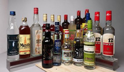 null 18 Flacons ALCOOLS DIVERS A VENDRE EN L'ETAT