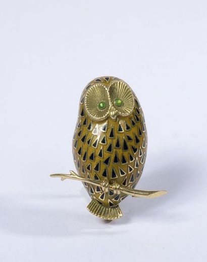 null Brooch in yellow gold, 18k 750‰, in the shape of an enamelled polychrome owl...
