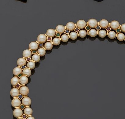null Collier ras de cou composé de deux rangs de perles de culture, espacées de quarante-quatre...