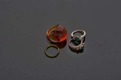 null Two silver rings, 2nd title 800‰, set with green, red and white stones.


Finger...