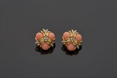 null Pair of earrings in two-tone gold, 18k 750‰, adorned with three coral pearls**...