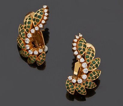 null Pair of 18k yellow gold earrings, 750‰, adorned with emerald-set leaves, highlighted...