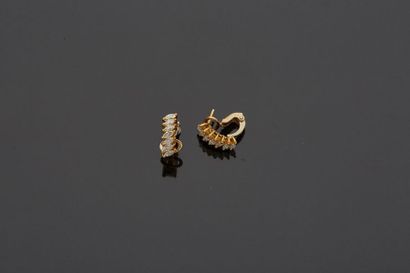 null Pair of 18k yellow gold earrings clips, 750‰, set with a fringe of shuttle-shaped...