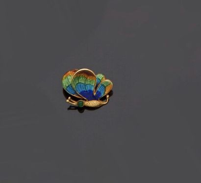 null Two two-tone gold brooches, 18k 750‰, one in the shape of a fish, the other...