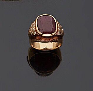 null Ring in yellow gold, 18k 750‰, decorated in its center with a ruby cushion shape...