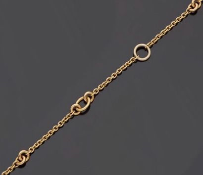null POMELLATO


Yellow gold necklace, 18k 750‰, forced mesh of different sizes,...