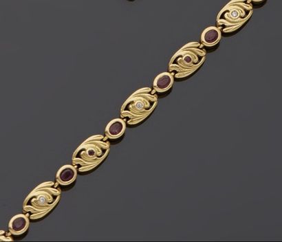 null Bracelet en or jaune, 18k 750‰, serti de rubis de forme ovale alternés de maillons...