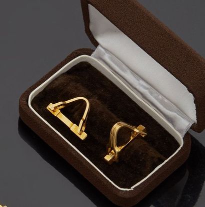 null *Pair of 18k yellow gold cufflinks, 750‰, in the shape of stirrups.


Gross...