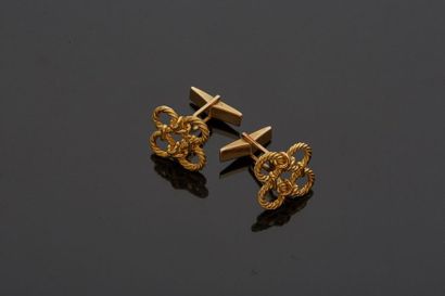 null Pair of yellow gold cufflinks, 14k 585‰, in the shape of a cord. Spring system.


Gross...