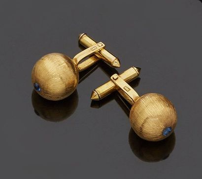 null *Pair of yellow gold cufflinks, 14k 585‰, adorned with a striated sphere, set...