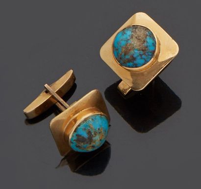 null *Pair of 18k yellow gold cufflinks, 750‰, adorned with turquoise cabochons.


Gross...
