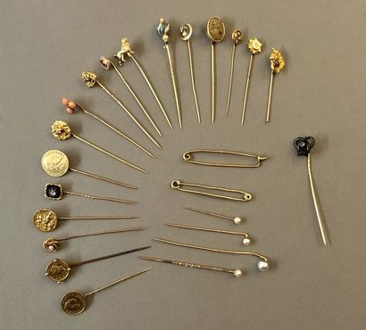 null Pack consisting of twenty-two 18k yellow gold tie pins 750‰, adorned with various...