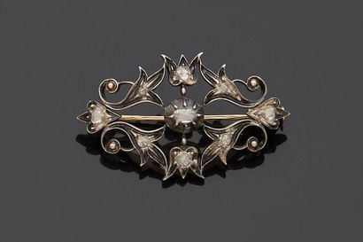 null Brooch in yellow gold, 18k 750‰, and silver, 1st title 950‰, in the shape of...