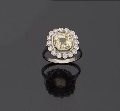 null Ring in white gold, 18k 750‰, adorned with a pale yellow sapphire cushion shape...