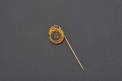 null Yellow gold tie pin, 18k 750‰, articulated with a ram-shaped motif wrapped around...