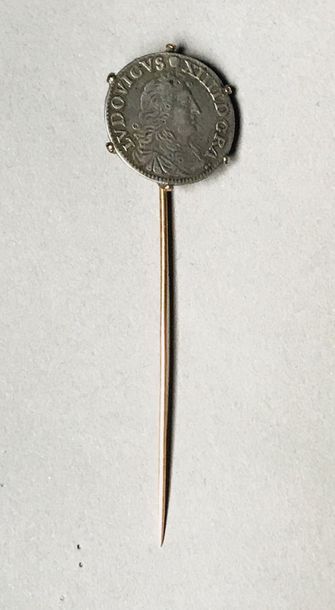 null Tie pin in yellow gold, 18k 750‰, adorned with a coin (four floors) bearing...